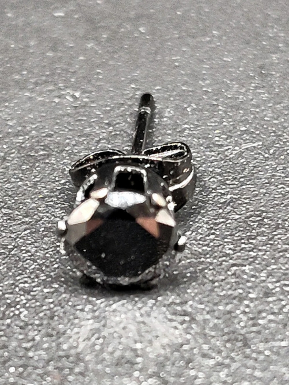 Black Round Stud Earring SINGLE ONE